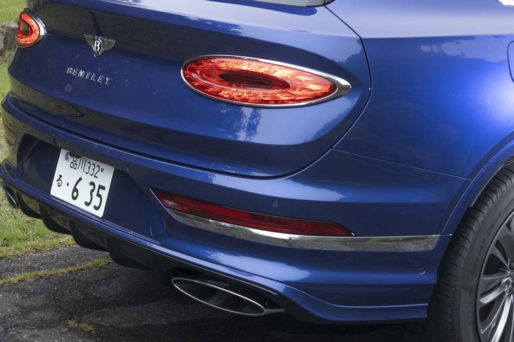 「B」エンブレムがオープナーを兼ねるテールゲートは、サイドまで回り込んで開く。安全のためにバンパーには補助灯を装備する。