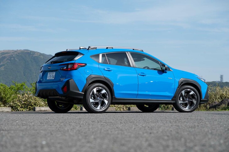 後ろ下がりのルーフラインで躍動感を表現。シャシーは先代と同じ「SGP」ながら、フルインナーフレーム構造などを取り入れた最新版だ。