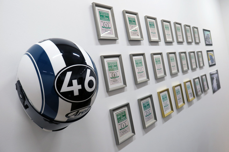 中嶋志朗氏のヘルメットと、クラシックモーターサイクルレース「Legend of Classic」の表彰状。