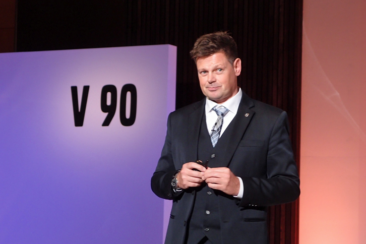 発表会では、今回デビューした3車種のコンセプトモデルをデザインした、ジョナサン・ディズリー氏も登壇。のびやかなシルエットやアイコニックなヘッドランプなどデザイン上のアピールポイントを紹介した。