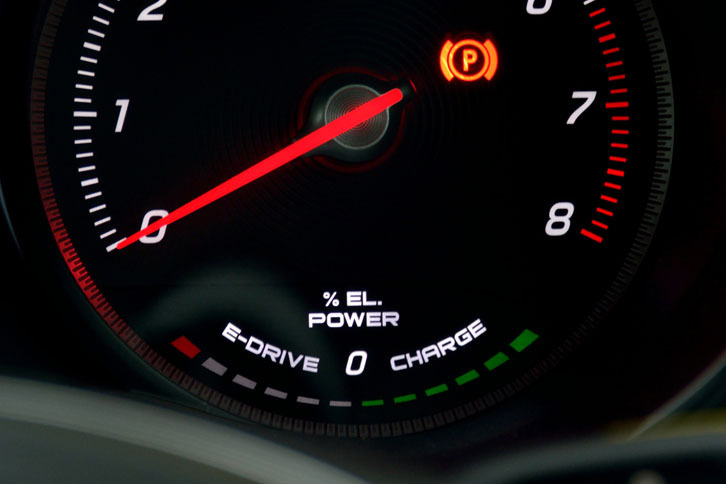 エンジン回転計の下方には、電力の放出と回生の様子を知らせるパワーメーターが設けられている。