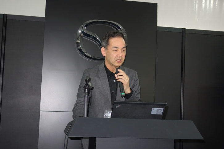 マツダの統合システム開発本部 電子開発部長の池田利文氏は、松本氏の話した「事故を起こしづらい環境を整えること」について具体的に説明。例えば視界確保のためには、ヘッドアップディスプレイの採用などにより、視線をなるべく動かさずに必要な情報を確認できるようにするなどの工夫が重ねられている。