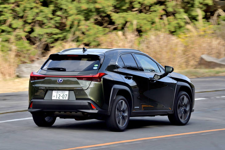 サスペンション形式はフロントがマクファーソンストラット、リアがダブルウイッシュボーン。いずれも新開発とうたわれるもので、上質な乗り心地や運転のしやすさが追求されている。