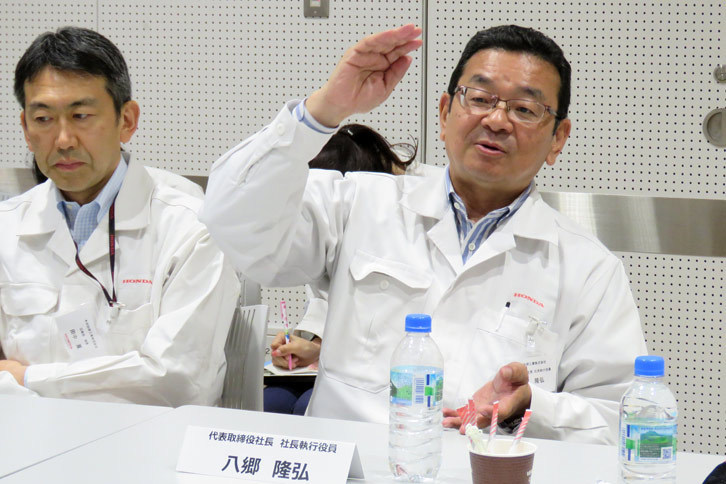 八郷社長は今後の本田について「（世界生産）500万台の規模で生き延びていきたい」「四輪も二輪も汎用（はんよう）機器もやっているのがホンダの強み。新しいモビリティーを提案できたらと考えている」と述べた。