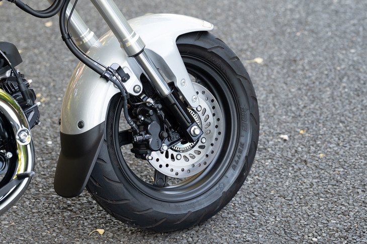 タイヤサイズは前が120/70-12、後ろが130/70-12。ブレーキは前後ともにディスク式で、フロントにはABSが標準装備される。