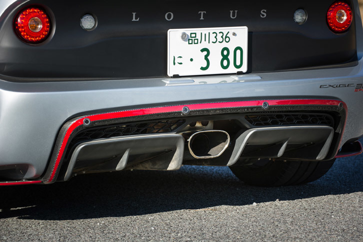 バンパー下部から顔をのぞかせるセンター出しマフラーとリアディフューザー。バンパーとディフューザーを仕切るフィニッシャーは、樹脂製からカーボン製に変更されている。