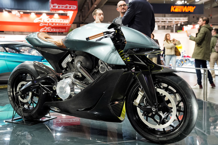 イギリスのバイクブランド、ブラフシューペリアが、同じくイギリスの自動車ブランド、アストンマーティンとコラボレーションして製作したのがこの「AMB001」。外装類はすべてカーボンで、アストンマーティンのデザイナーがデザインを担当した。BMWの「Kシリーズ」や新型「ホンダ・ゴールドウイング」が採用するダブルアームのフロントサスペンションを採用。F1マシンのウイングをモチーフにしたというハンドルなど、ぜいたくなアルミ削り出しパーツも各所に使用されている。すでに多くのオファーを受けていて、販売の準備に取りかかるという。