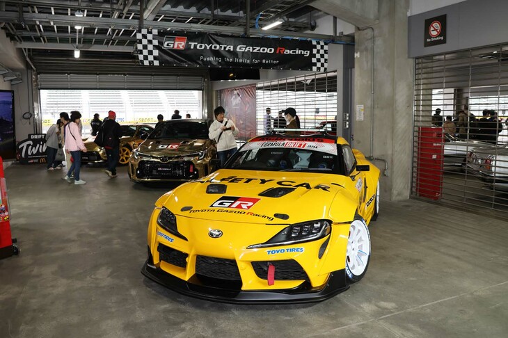 マクドナルドとTOYOTA GAZOO Racing、トミカのコラボ企画で製作された、マクドナルドオリジナルデザインの「トヨタ GRスープラ セーフティカー」の“実車”。同デザインのミニカーのほうは、2025年4月25日～5月8日まで、マクドナルドの「ハッピーセット」の“おまけ”のひとつとなっている。