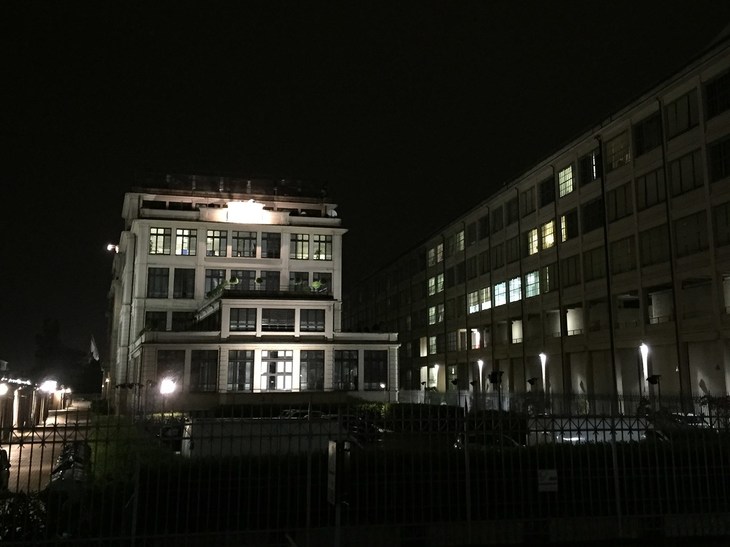 旧リンゴット工場の本部棟（左）。ムッソリーニは1932年10月にこのバルコニーで演説を行っている。