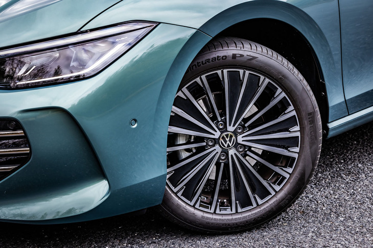 「パサートeTSIエレガンス」では、スポークデザインの8J×18インチホイールが標準装備とされる。今回の試乗車は、235/45R18サイズの「ピレリ・チントゥラートP7」タイヤが組み合わされていた。