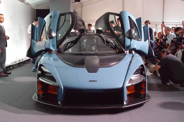 ボディーサイズは全長×全幅×全高＝4744×2051×1229mm。左右のドアは跳ね上げ式となっている。