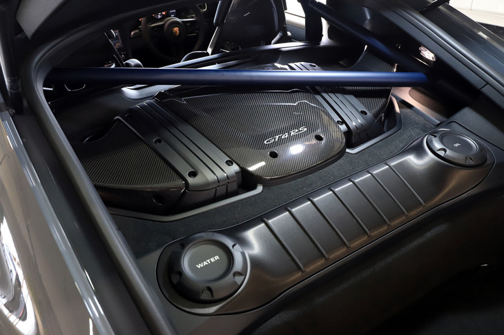 エンジンには「911 GT3」ゆずりの高回転型4リッター水平対向6気筒を採用。最高出力は500PSで、1415kgに抑えられた車重とも相まって、パワーウェイトレシオは2.83kg/PSを実現している。