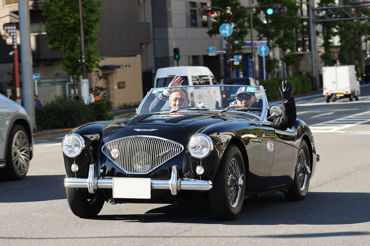 これから両国橋を渡ろうという1956年「オースチン・ヒーレー100/4 Bn2」。ドライバーはクレイジーケンバンドの横山 剣さん、コドライバーは同バンドでサックス、フルートを担当する中西圭一さん。