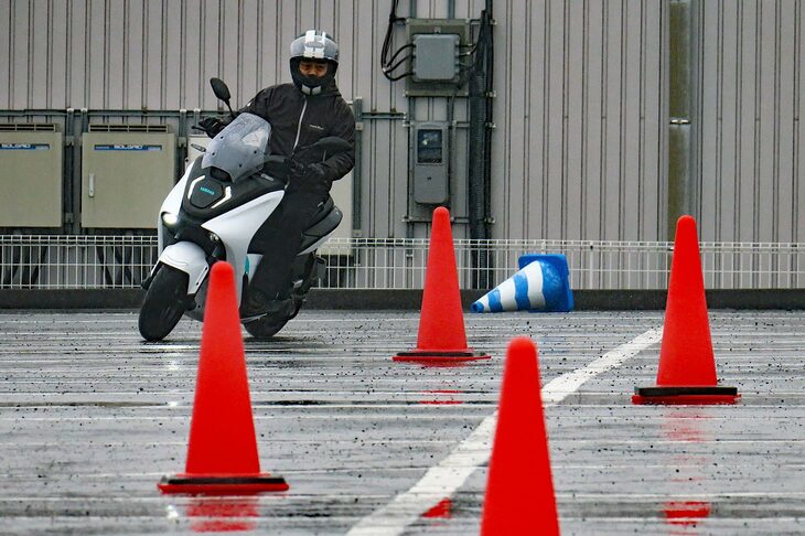 スムーズで力強い加速が魅力の電動スクーターだが、航続距離の短さは相変わらずのネック。「E01」それは104km（60km/h定地性能）だが、「NMAX」は300kmを優に超える。