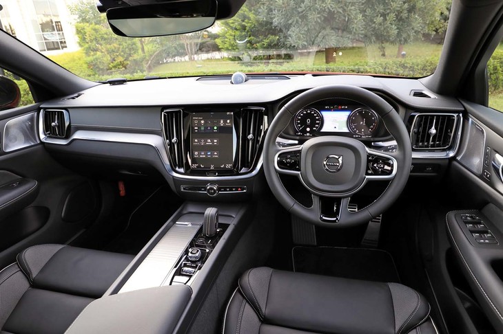 メタルメッシュアルミのトリムとブラックでコーディネートされた「R-DESIGN」専用のインテリア。アルミのスポーツペダルも装備する。