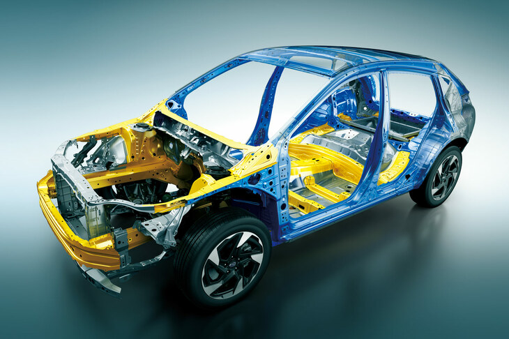 衝突安全性能については、フロントのバンパービームを車体の外側まで拡大したほか、衝突サブフレームを追加。主に車両前面における衝撃吸収性の向上を図った。