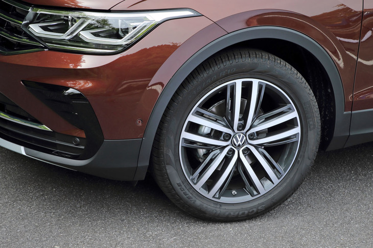 専用デザインの19インチアルミホイールが採用される「TSIファーストエディション」。試乗車は235/50R19サイズの「ピレリ・スコーピオン ヴェルデ」タイヤを組み合わせていた。