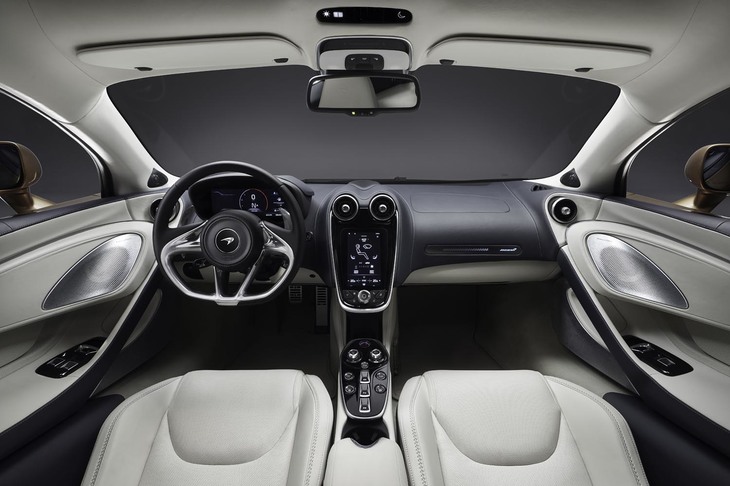 室内のトリムにはナッパレザーが採用されている。オプションでソフトグレインラグジュアリーレザーやアルカンターラにも変更可能。