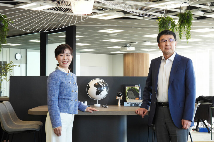マツダの滝村典之執行役員（写真向かって右）と、竹内都美子執行役員（同左）。