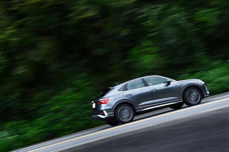 1750rpmという低回転域から340N・mもの最大トルクを発生する「Q3スポーツバック35 TDIクワトロSライン」。峠道の上りでも余裕のピックアップをみせる。