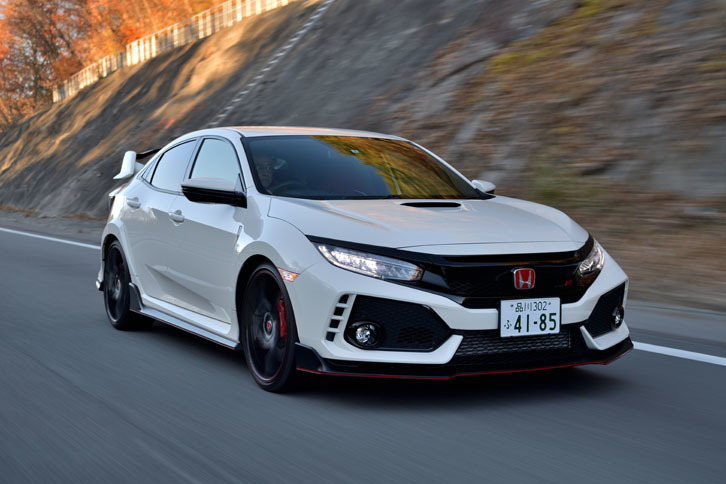 日本仕様の動力性能は未発表だが、欧州仕様は0-100km/h加速が5.7秒、最高速は272km/hと発表されている。