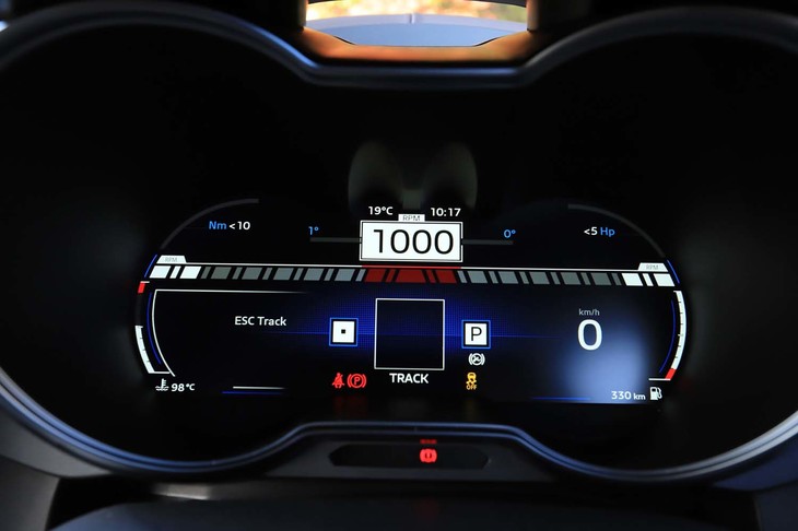 トラックモードを選択すると、メーターのグラフィックはタコメーター主体のものに変わる。