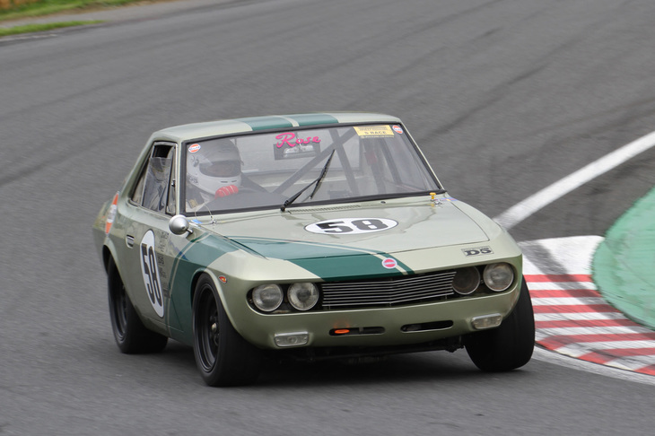 エレガントな初代（1965年）「日産シルビア」も、精悍（せいかん）な姿に変貌してSレースに出走した。