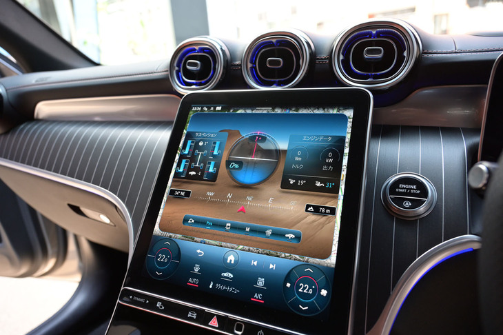 センタースクリーンにはオフロード用の各種情報を表示できる。ピッチ＆ロール計やコンパスなどをまとめて一画面で表示できるのが便利だ。