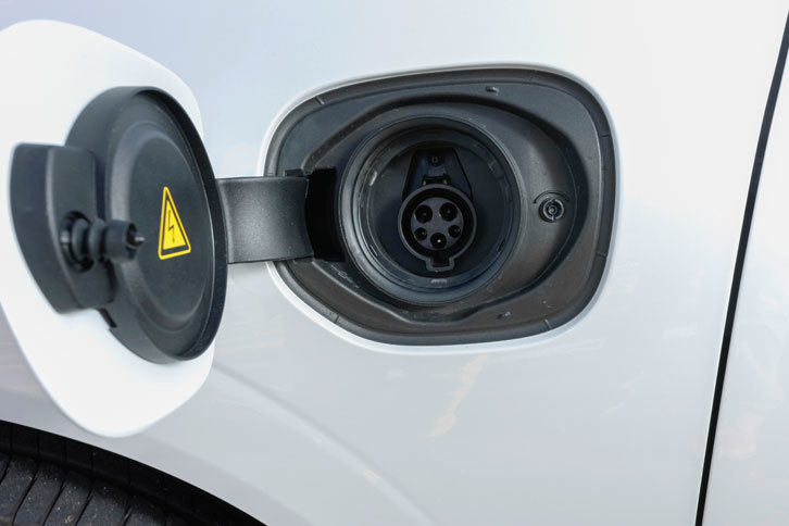 「T8」の左ボディーサイドにはAC200Vの充電ポートが備わる。