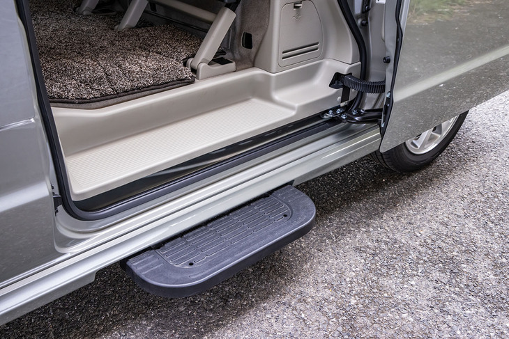 左側スライドドアの開閉に連動して電動オートステップが作動。ステップ高は220mmで、後席への乗り降りをサポートする。