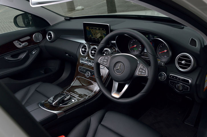 「C350eアバンギャルド」のインテリアカラーは、ブラック（写真）またはクリスタルグレーが選択できる。センターコンソールやドア内側には、ブラウンライムウッドのパネルが装着される。