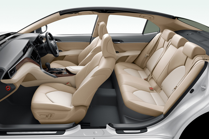 シート表皮はレザーまたはファブリック。レザー仕様では、ブラックのインテリアカラーに加えて、写真のベージュも選択できる。