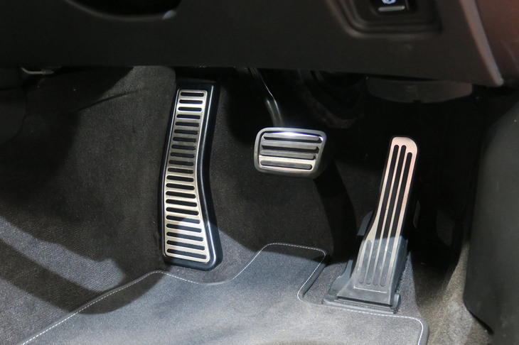 シボレー・コルベット  コンバーチブル 日本仕様プロトタイプ（アクセル／ブレーキペダルとフットレスト）