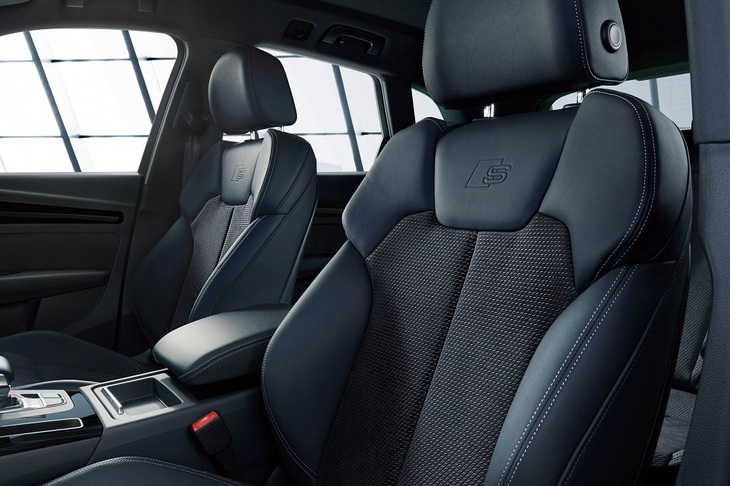 「Sライン エンブレム」が備わるシート。前後ともヒーター機能が内蔵されている。