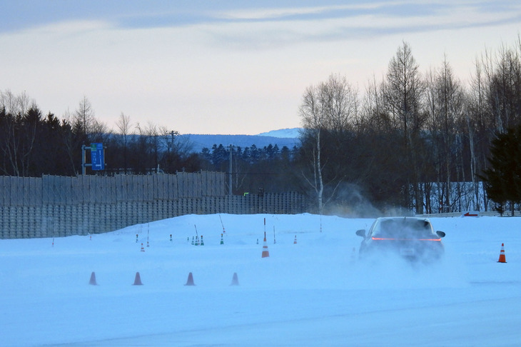 雪上にて、車速60km/hでのダブルレーンチェンジに臨む「レクサスRZ」の試作車。車両の統合制御システムがオフの状態ではリアを振り出していたが、オンの状態ではスムーズにレーンチェンジをこなしてみせた。