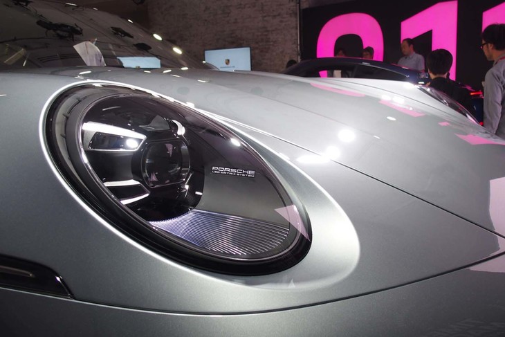 ハイビーム照射を自動で配光する「マトリクスLED」ヘッドライトを採用。「パナメーラ」や「カイエン」などと同様に、丸目デザインのヘッドライト内に設置されている4灯のLEDが光るようになっている。