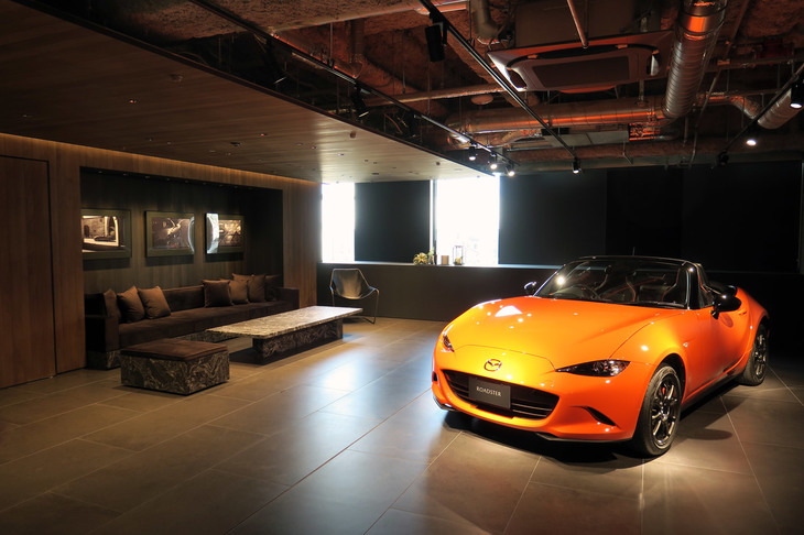 こちらは、3階に設けられている納車のためのスペース。リラックスできる板張りの空間と、空調がむき出しのメカメカしい空間の対比が面白い。