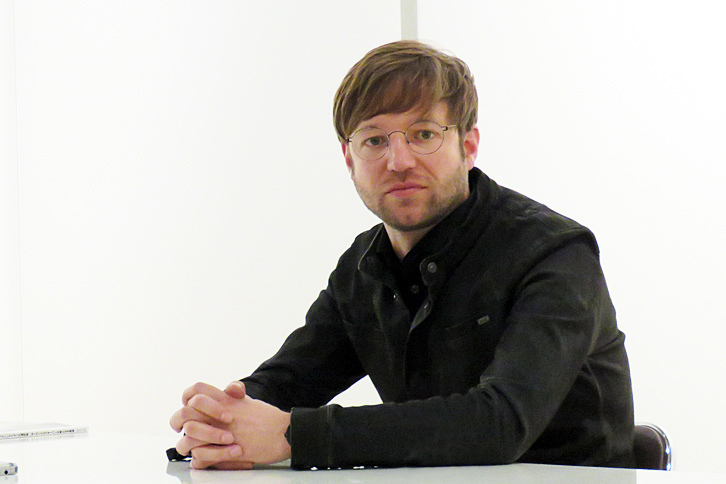 ＜プロフィール＞
	1981年生まれ。ドイツ・バイエルン州シュタルンベルク出身。幼少の頃の自動車とスケッチに対する興味から、カーデザイナーを志すようになり、プフォルツハイム大学において輸送機器デザインを専攻。2012年に独アウディに入社し、今日に至るまでエクステリアデザイナーとして活躍している。