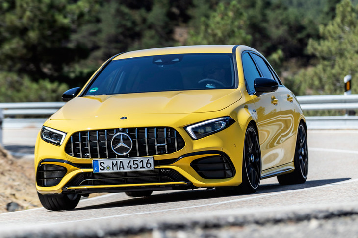 左フロントフェンダーまわりの陰影に注目。「A45」と「CLA45」はともにベース車よりフロントのトレッドが拡大しているのだが、A45ではそれを収めるためにフロントフェンダーも大型化している。