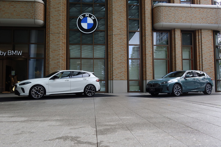 「BMW M135 xDrive」（写真左）と「BMW 120」（同右）。