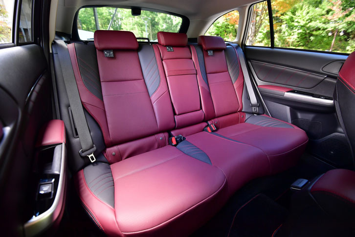 リアシートには4：2：4の分割可倒機構が備わる。