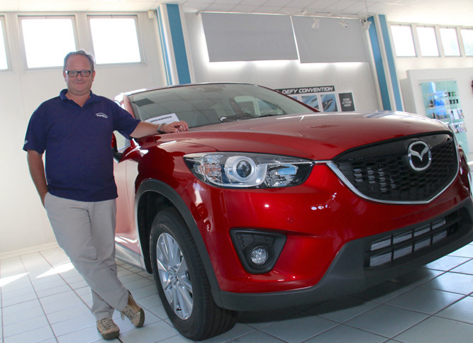 マツダ／ヒュンダイ販売店、スーペルアウトの営業マン、シモーネ・カザリーニ氏。