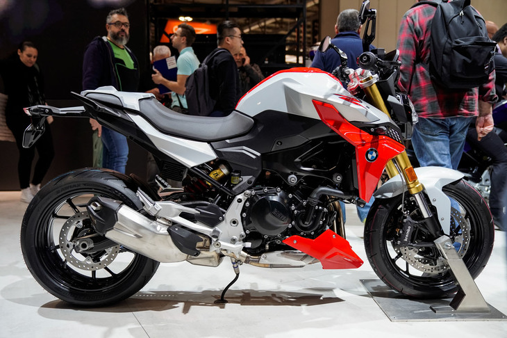 「BMW F900XR」と同じ、並列2気筒エンジンを搭載するFシリーズの新型車「F900R」。BMWではカウルを持たないネイキッドモデルを“ロードスター”と呼び、モデル名にRを付けている。「F900R」はその最新モデルである。