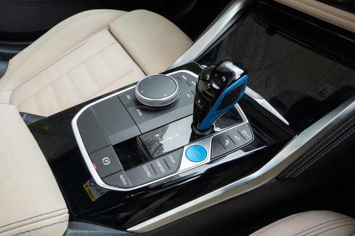 シフトセレクターとスタート／ストップスイッチにはBMWのEVを象徴するブルーが効果的に使われる。