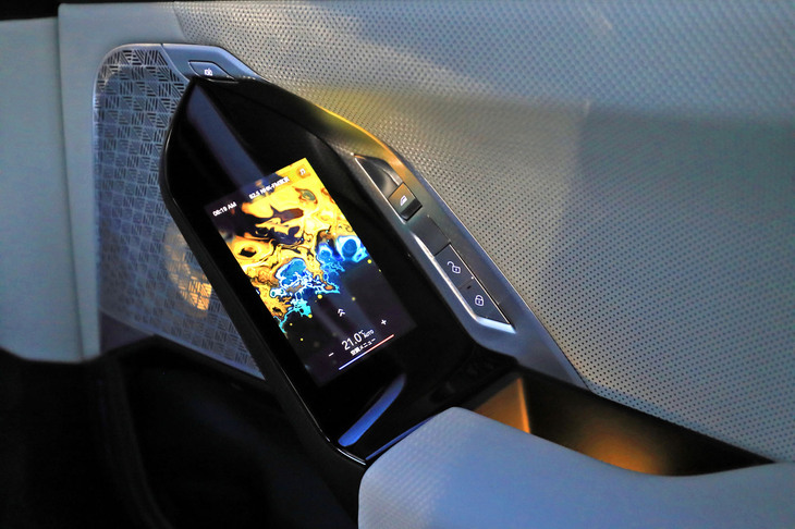 後席の快適装備は、ドアコンソールのタッチスクリーンで操作。スマートフォン感覚で直感的に使うことができる。