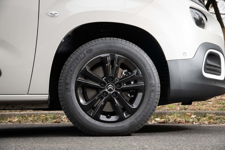 タイヤサイズは205/60R16が標準。テスト車にはミシュランの低燃費タイヤ「エナジーセイバー＋」が装着されていた。