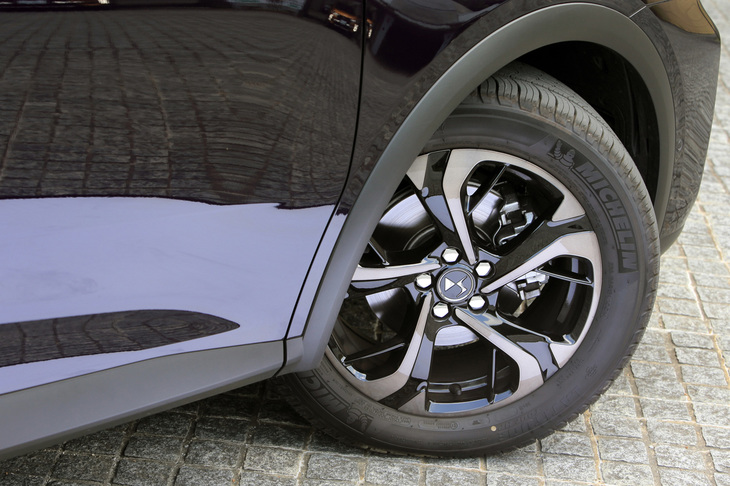 ディーゼルの下位グレード「ソーシック」に装着される18インチアルミホイール。「BUENOS AIRES」と名づけられた標準タイプ（写真）のほか、オプションの「GENEVE」デザインも選べる。