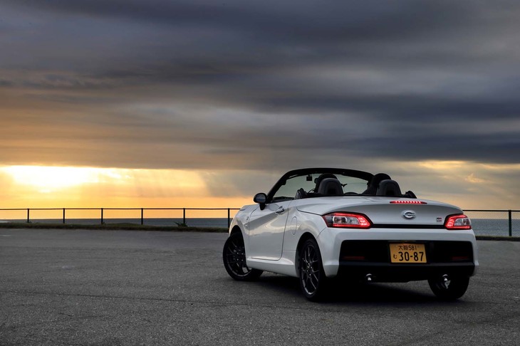 ナンバープレート周辺をブラックパーツで飾ったリアバンパーも「GRスポーツ」専用装備だ。