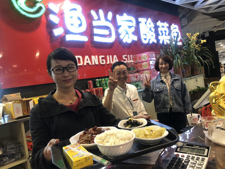 上海ショー会場の食堂で。気さくな笑顔からわかるとおり、この店は現金決済でも快く受け付けてくれた。