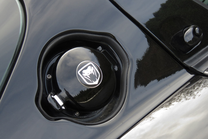 給油口のキャップには、いつの代かのオーナーの手により、2代目「バイパー」のエンブレムが貼られている。ガソリン飲むぞ！ シャー。